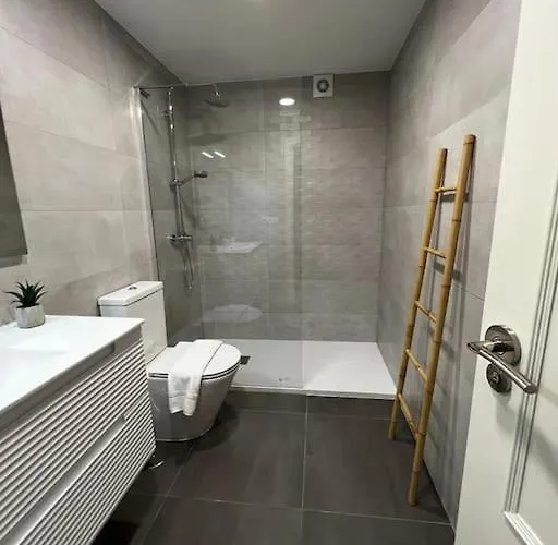 White Con Parking Gratis * 比戈