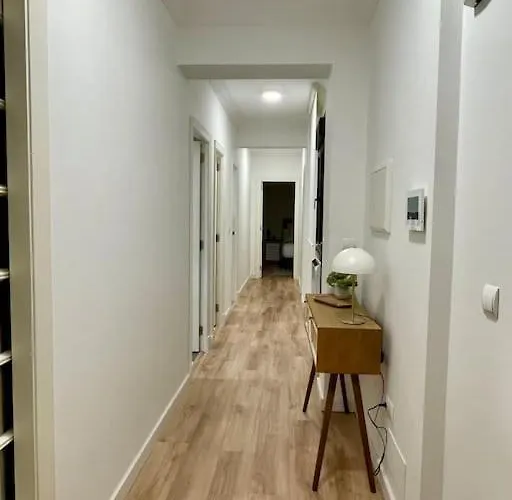 White Con Parking Gratis 比戈